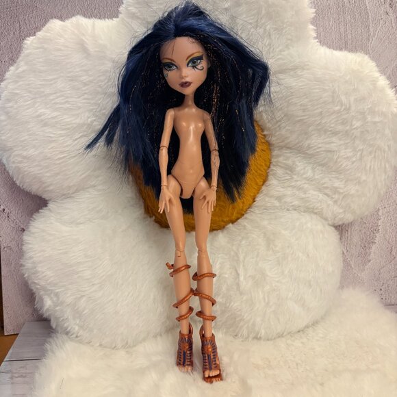 Monster High Cleo de Nile Boo York Fashion Doll Nude With Shoes (SKU: 326TO) - Picture 3 of 14